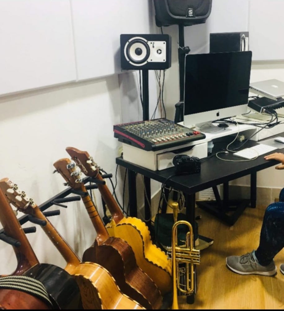 estudio de Grabación Mariachi Azteca de Flor Fernández 